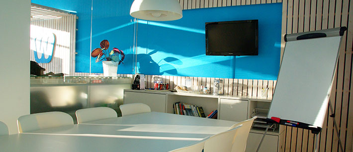 公司的环境氛围是红色基调象征者活力年轻